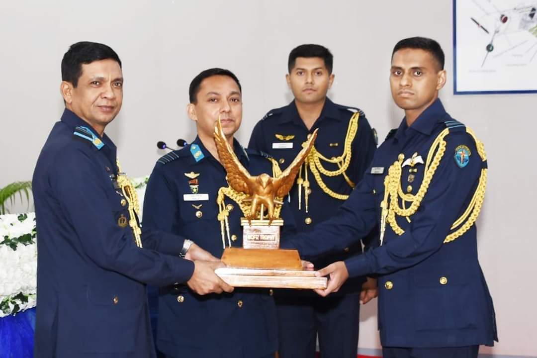বাংলাদেশ বিমান বাহিনী ফ্লাইং ইন্সট্রাক্টরস্ কোর্স এর সনদপত্র বিতরণ অনুষ্ঠিত