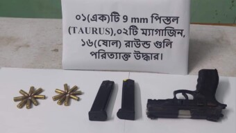 সিএমপির বাকলিয়া থানা পুলিশ কর্তৃক পরিত্যক্ত অবস্থায় উদ্ধার একটি পিস্তল, দুইটি ম্যাগাজিন ও ১৬ রাউন্ড গুলি।