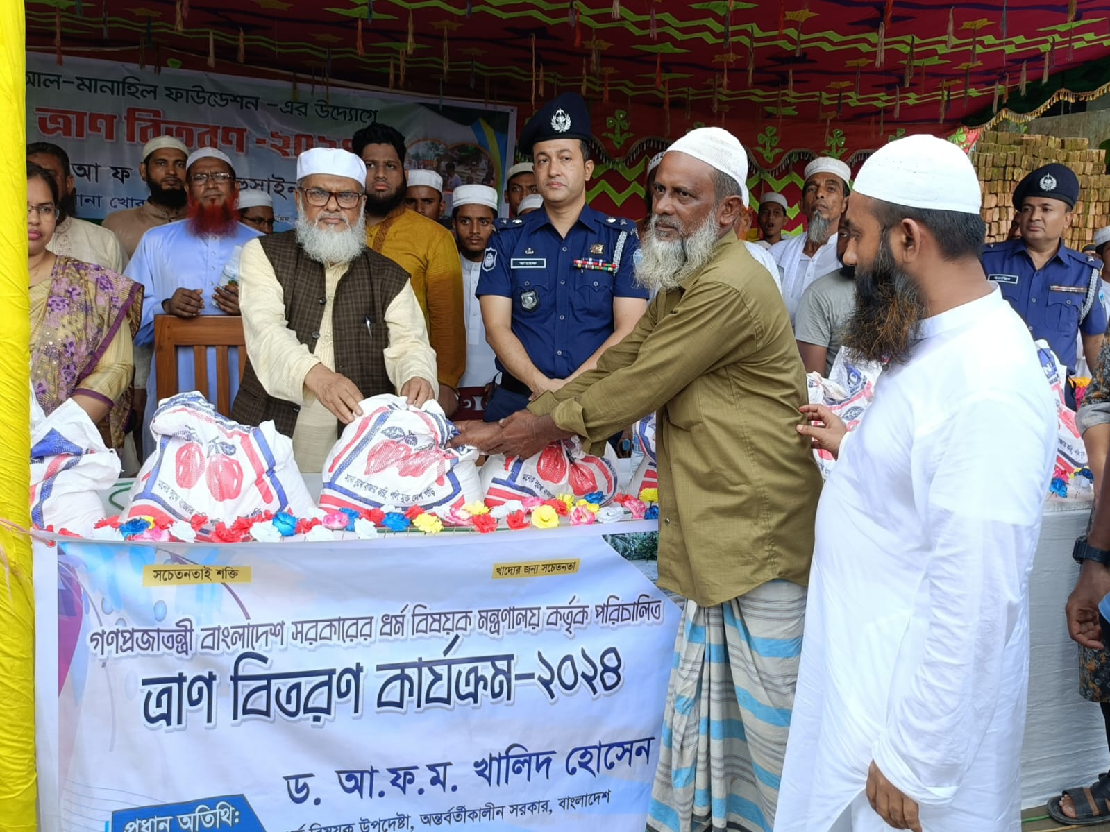 বন্যায় ঘরবন্দী মানুষের ঘরে খাবার পৌঁছে দেয়া হচ্ছে-ধর্ম উপদেষ্টা