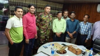 শারদীয় দূর্গোৎসব উপলক্ষে সেনাবাহিনীর ১৭ ইসিবি এর অধিনায়ক লে: কর্ণেল তানভীর এর সাথে পূজা উদযাপন পরিষদের সাক্ষাৎ