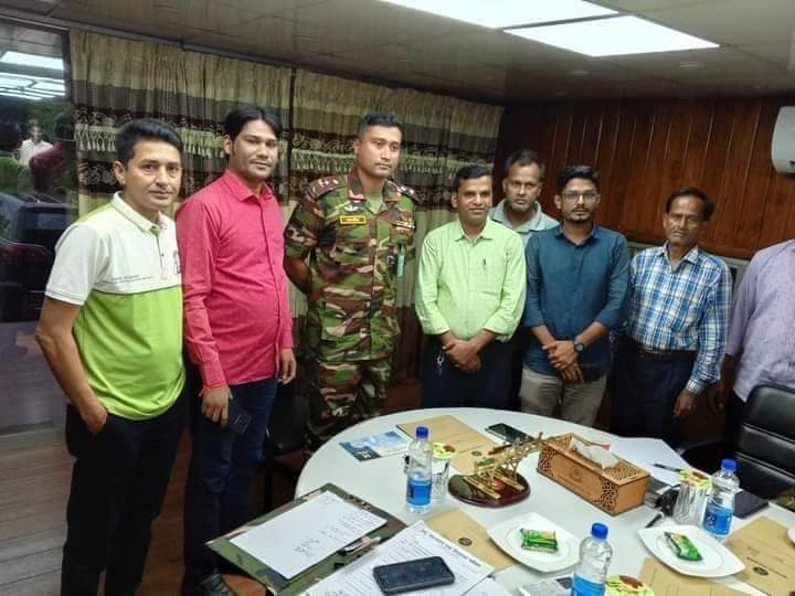 শারদীয় দূর্গোৎসব উপলক্ষে সেনাবাহিনীর ১৭ ইসিবি এর অধিনায়ক লে: কর্ণেল তানভীর এর সাথে পূজা উদযাপন পরিষদের সাক্ষাৎ