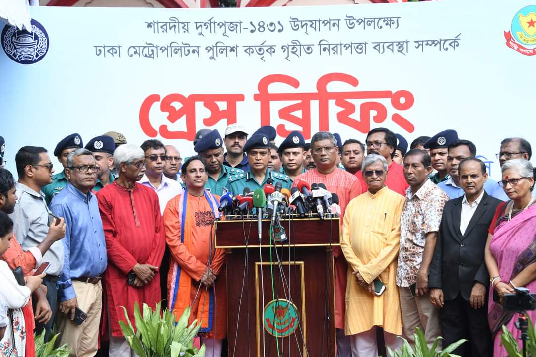উৎসবমুখর পরিবেশে দুর্গাপূজা উদযাপনে নিশ্ছিদ্র নিরাপত্তা ব্যবস্থা গ্রহণ করা হয়েছে: ডিএমপি কমিশনার