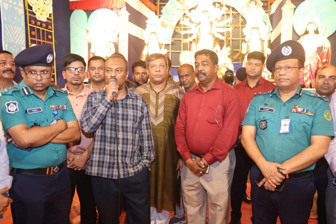 শারদীয় দুর্গাপূজার মহাষষ্ঠীর প্রাক্কালে কোতোয়ালী থানাধীন বিভিন্ন পূজামণ্ডপ পরিদর্শন করলেন সিএমপি কমিশনার।