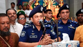 নারায়ণগঞ্জের পূজামণ্ডপ পরিদর্শনকালে আইজিপি”উৎসাহ উদ্দীপনার মধ্য দিয়ে নিরাপদে দুর্গাপূজা উদযাপিত হচ্ছে”