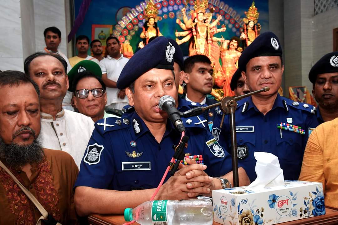 নারায়ণগঞ্জের পূজামণ্ডপ পরিদর্শনকালে আইজিপি”উৎসাহ উদ্দীপনার মধ্য দিয়ে নিরাপদে দুর্গাপূজা উদযাপিত হচ্ছে”