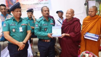 প্রবারণা পূর্ণিমা উপলক্ষ্যে বৌদ্ধ বিহার পরিদর্শন করলেন সিএমপি কমিশনার।
