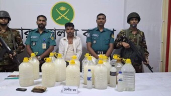 যৌথ বাহিনীর অভিযানে ৭৭ লিটার দেশি মদসহ এক মাদক কারবারি গ্রেফতার