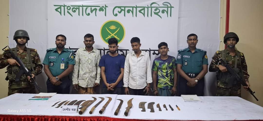 যৌথ বাহিনীর অভিযানে ডাকাতির প্রস্তুতিকালে দেশীয় অস্ত্রসহ চারজন গ্রেফতার