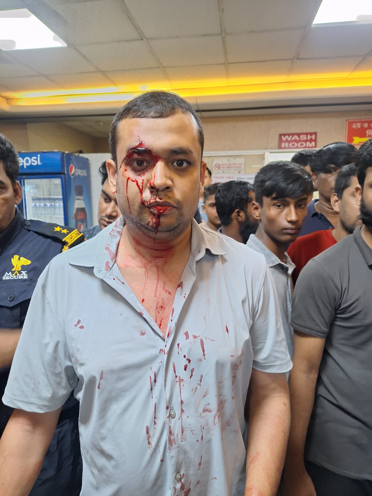 পঁচা টিক্কা দেওয়ায় প্রতিবাদ, গ্রাহককে পটিয়ে রক্তাক্ত করলো স্টার কাবাব,জীবনমৃত্যুর সন্ধিক্ষণে