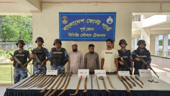 কক্সবাজারের টেকনাফে কোস্ট গার্ডের অভিযানে ২৩ টি বিভিন্ন দেশীয় অস্ত্রসহ ০৩ জন দুষ্কৃতিকারী আটক