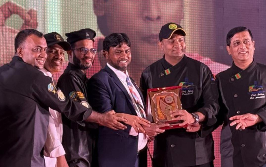 বাংলাদেশি খাবারকে জনপ্রিয় করার জন্য সিএফবি লাইফটাইম অ্যাচিভমেন্ট পুরস্কারে ভূষিত  শেফ খলিলুর রহমান