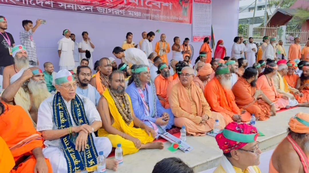 হিন্দু সম্প্রদায়ের মহাসমাবেশে লাখ লাখ মানুষের সমাগম জনসমুদ্রে পরিণত চট্টগ্রামের লালদিঘি ময়দানে