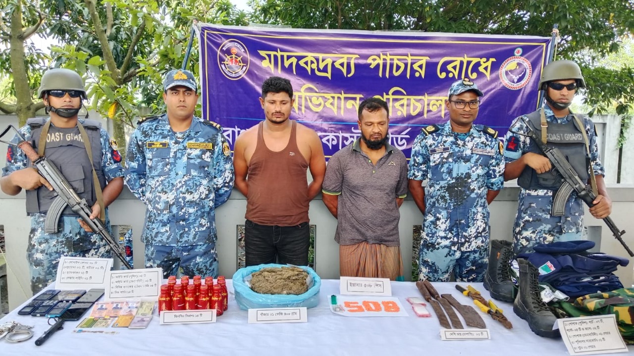 খুলনার বটিয়াঘাটায় যৌথ অভিযানে ৫০৮ পিস ইয়াবা, ১ কেজি গাঁজা, ১৫ পিস অবৈধ সিরাপ ও দেশীয় অস্ত্রসহ ২ জন মাদক কারবারী ও প্রতারক চক্রের মূলহোতাকে আটক করেছে কোস্ট গার্ড