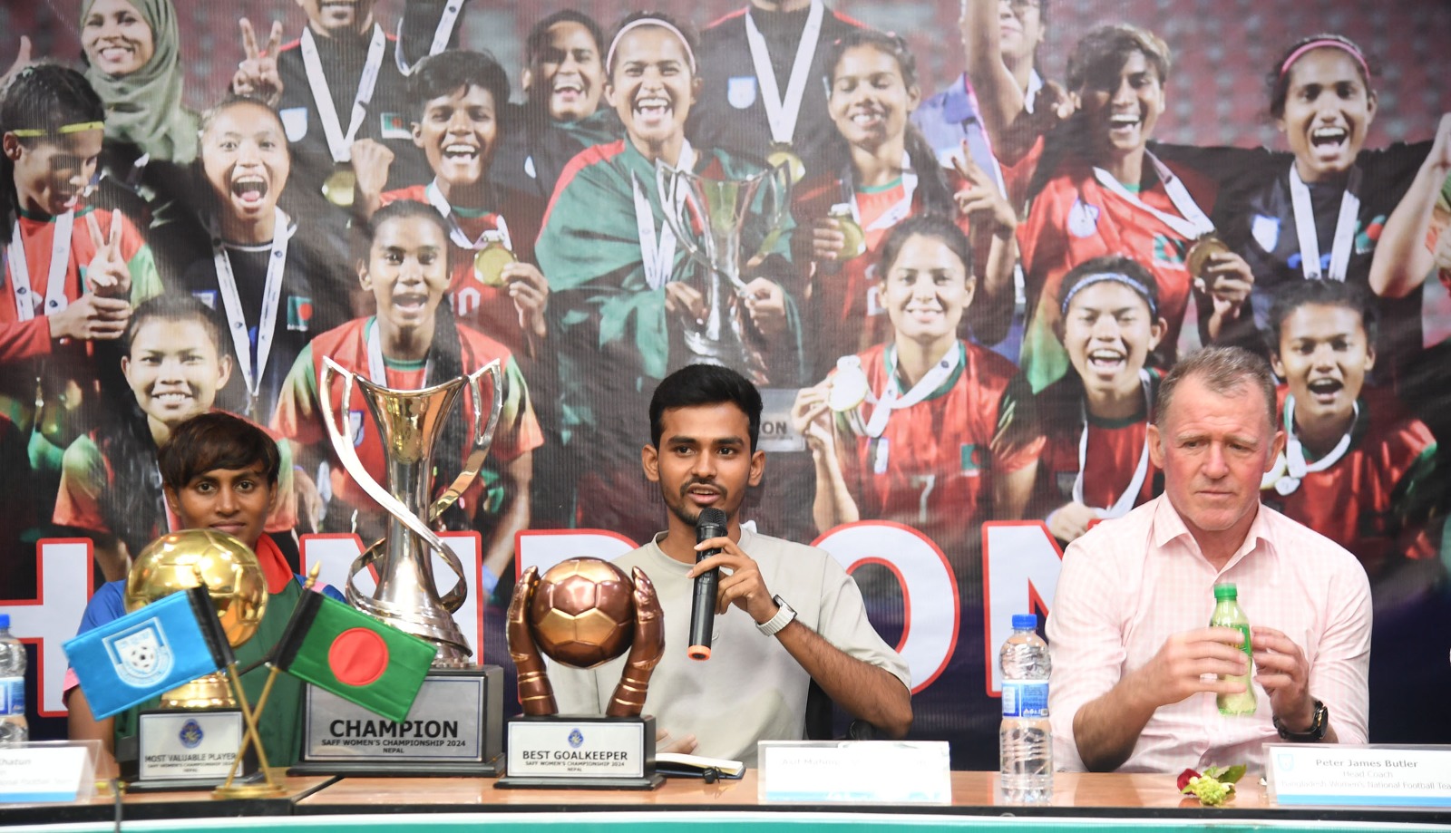 সাফজয়ী নারী ফুটবল দলকে এক কোটি টাকা পুরস্কার যুব ও ক্রীড়া মন্ত্রণালয়ের