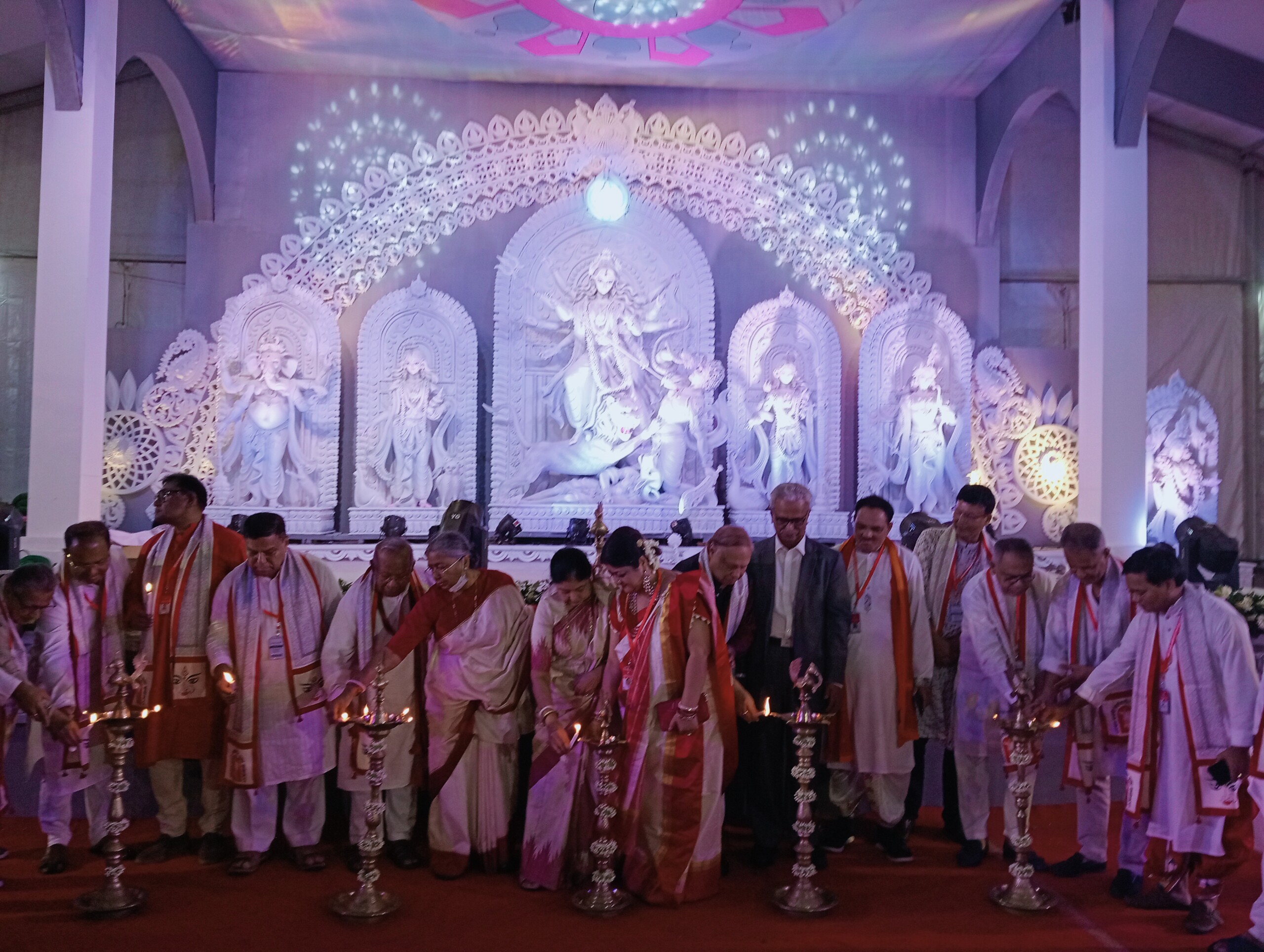 ঢাকার বনানীতে দূর্গাপূজার মহাষষ্ঠী মঙ্গলদ্বীপ প্রজ্জ্বলন এর মধ্য দিয়ে উদ্বোধন করা হয়