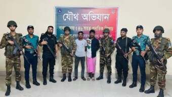 সেনাবাহিনীর যৌথ অভিযানে মোহাম্মদপুরের বছিলা হাউজিং এর মিনি সুপারশপে চাঞ্চল্যকর দুর্ধর্ষ ডাকাতি ঘটনার প্রধান আসামি মো. আসলাম ওরফে রুবেল আলম (৩২) ও তার সহযোগী গ্রেফতার