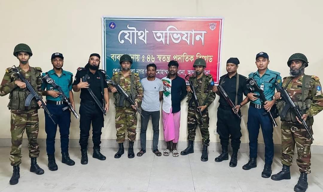 সেনাবাহিনীর যৌথ অভিযানে মোহাম্মদপুরের বছিলা হাউজিং এর মিনি সুপারশপে চাঞ্চল্যকর দুর্ধর্ষ ডাকাতি ঘটনার প্রধান আসামি মো. আসলাম ওরফে রুবেল আলম (৩২) ও তার সহযোগী গ্রেফতার