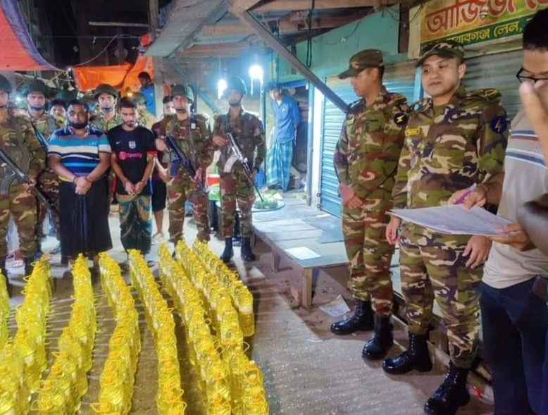 টিসিবি পণ্যের অবৈধ গোডাউনে সেনাবাহিনী ও পুলিশের যৌথ অভিযান, গ্রেপ্তার ৪