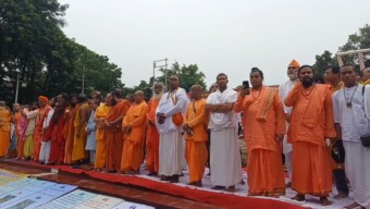 ঢাকা বিশ্ববিদ্যালয়ের কেন্দ্রীয় শহীদ মিনারে শঙ্খধ্বনি ও উলুধ্বনির মাধ্যমে বিভিন্ন মঠ মন্দির এর সাধুগণ গণসমাবেশের শুভ সূচনা করে