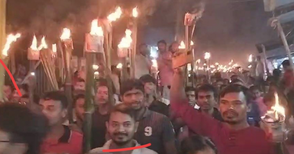 সনাতনী সম্প্রদায়ের ৮ দফা দাবিতে, আগৈলঝাড়ায় বিক্ষোভ, মশাল মিছিল