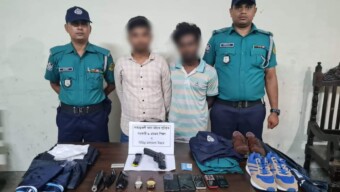 পুকুরে ও পাহাড়ে টানা অভিযান চালিয়ে থানা থেকে লুণ্ঠিত পিস্তল, মোটরসাইকেল ও অন্যান্য মালামালসহ দুই লুণ্ঠনকারীকে গ্রেফতার করেছে সিএমপির পাহাড়তলী থানা পুলিশ
