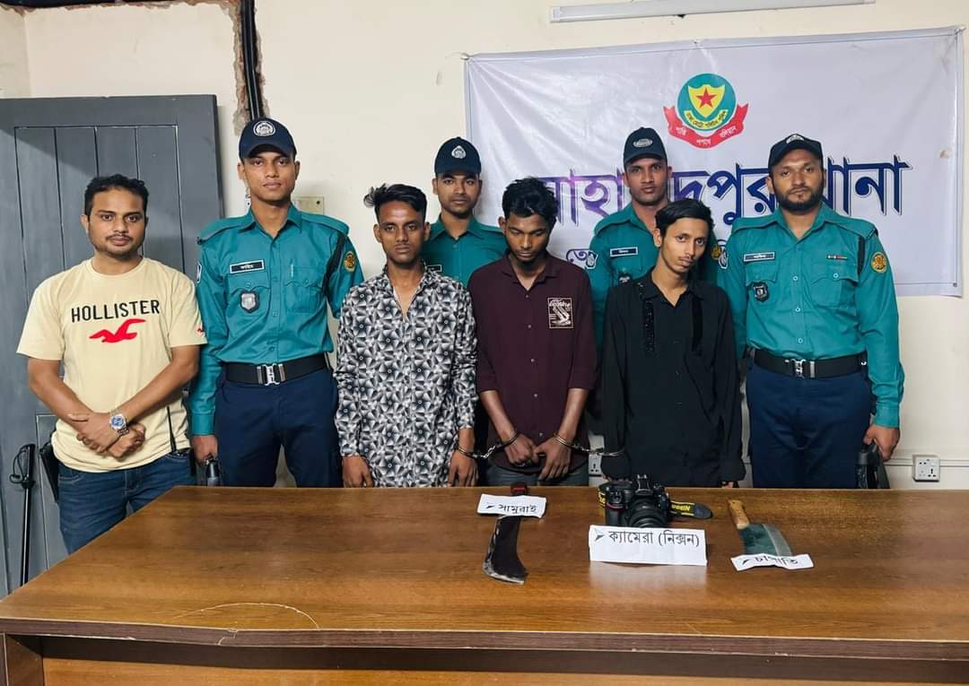 সাংবাদিকের ছিনতাই হওয়া ক্যামেরা উদ্ধার; দেশীয় অস্ত্রসহ পেশাদার তিন ছিনতাইকারী গ্রেফতার