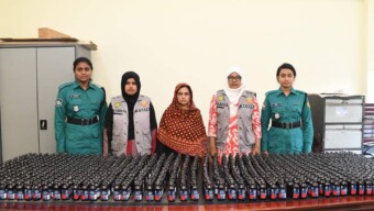 ৯৮৫ বোতল ফেনসিডিলসহ এক নারী মাদক কারবারিকে গ্রেফতার করেছে ডিবি-ওয়ারী