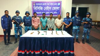 ভোলায় দুর্ধর্ষ সন্ত্রাসী বেলায়েত বাহিনীর প্রধানসহ ০৪ জন সক্রিয় সদস্যকে ০২ টি দেশীয় আগ্নেয়াস্ত্র, ০২ টি তাজা কার্তুজ ও ০৪ টি দেশীয় অস্ত্রসহ আটক করেছে কোস্ট গার্ড