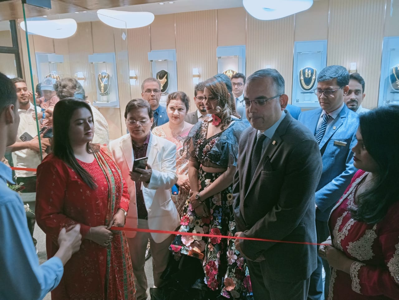 রাজধানীর সোনারগাঁও হোটেলে শতরূপা জুয়েলাসের আউটলেটের শুভ উদ্বোধনে শিরীন শিলা