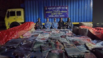 ঢাকার নারায়ণগঞ্জে ভারত থেকে শুল্ক ফাঁকি দিয়ে আসা প্রায় ১৬ কোটি টাকা মূল্যের বিপুল পরিমান শাড়ি, চাদর, থ্রি পিস এবং লেহেঙ্গা কাপড় জব্দ করেছে কোস্ট গার্ড।
