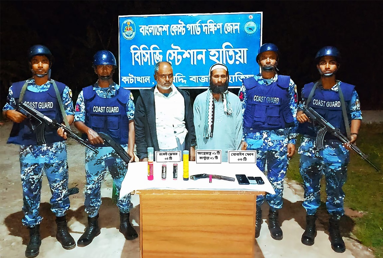 নোয়াখালীর হাতিয়ায় কোস্ট গার্ডের অভিযানে ০১ টি আগ্নেয়াস্ত্র, ০১ টি কার্তুজ ও ০৪ টি রকেট ফ্লেয়ারসহ ০২ জন অস্ত্রব্যবসায়ী আটক