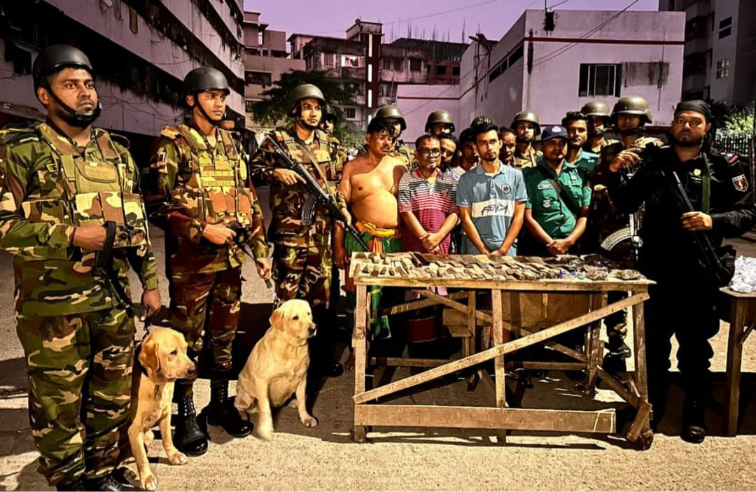 হাজারীবাগের গণকটুলি সিটি কলোনী এলাকায় যৌথবাহিনীর অভিযান: আটক ১৫