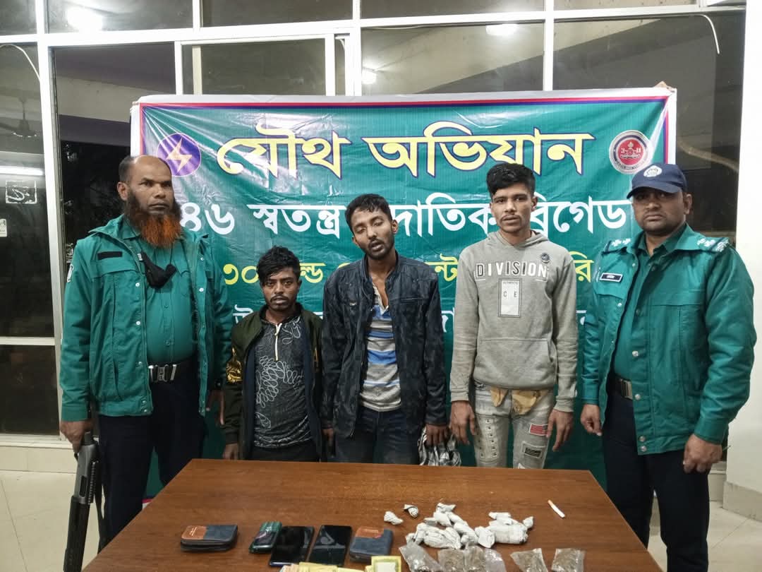 রাজধানীর বিভিন্ন এলাকায় সেনা অভিযানে হত্যা মামলার আসামিসহ মাদক ও চাঁদাবাজ চক্রের ২৬ জন আটক
