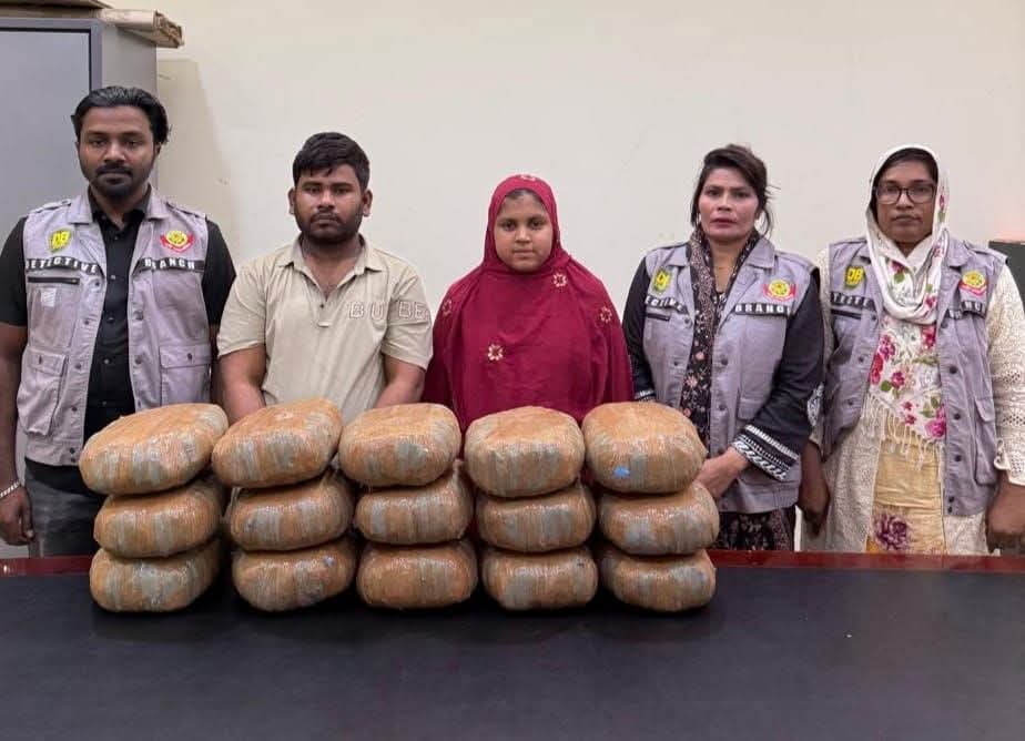 ৩০ কেজি গাঁজাসহ দুই মাদক কারবারিকে গ্রেফতার করেছে ডিবি-ওয়ারী