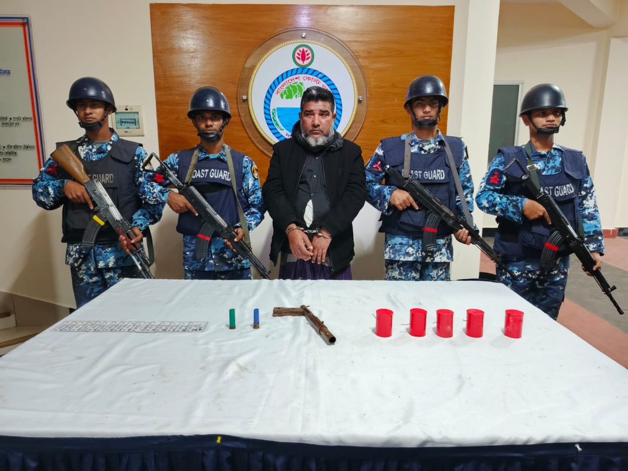 ভোলায় ০১ টি আগ্নেয়াস্ত্র, ১২ টি হাতবোমা, ০২ রাউন্ড কার্তুজসহ ০২ জন দুর্ধর্ষ ও কুখ্যাত সন্ত্রাসীকে আটক করেছে কোস্ট গার্ড