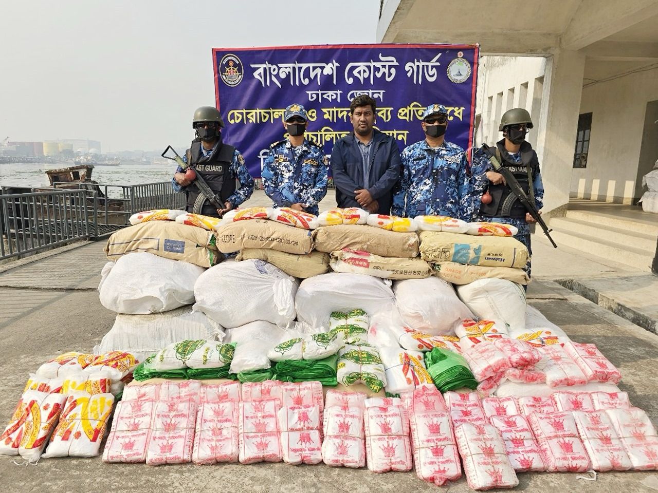 ঢাকা সদরঘাট এলাকায় অভিযান চালিয়ে ১২৬০ কেজি নিষিদ্ধ পলিথিন জব্দ করেছে কোস্ট গার্ড