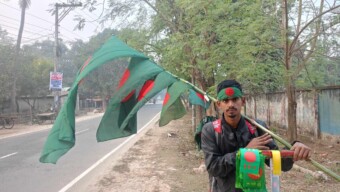 ঠাকুরগাঁওয়ে  বিজয়ের মাসে লাল-সবুজের জাতীয় পতাকা কাঁধে নিয়ে বিক্রয় করছেন ফেরিওয়ালা– টুটুল ,
