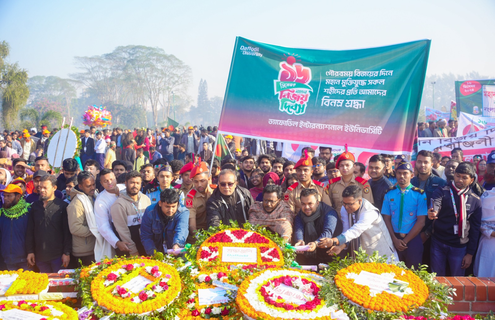 মহান বিজয় দিবসে জাতীয় স্মৃতিসৌধে ড্যাফোডিল ইন্টারন্যাশনাল ইউনিভার্সিটির শ্রদ্ধা নিবেদন