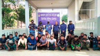 চাঁদপুরে অবৈধভাবে বালু উত্তোলনকালে ১০ টি বাল্কহেড এবং ০১ টি ড্রেজারসহ ৩৮ জন দুষ্কৃতিকারীকে আটক করেছে কোস্ট গার্ড