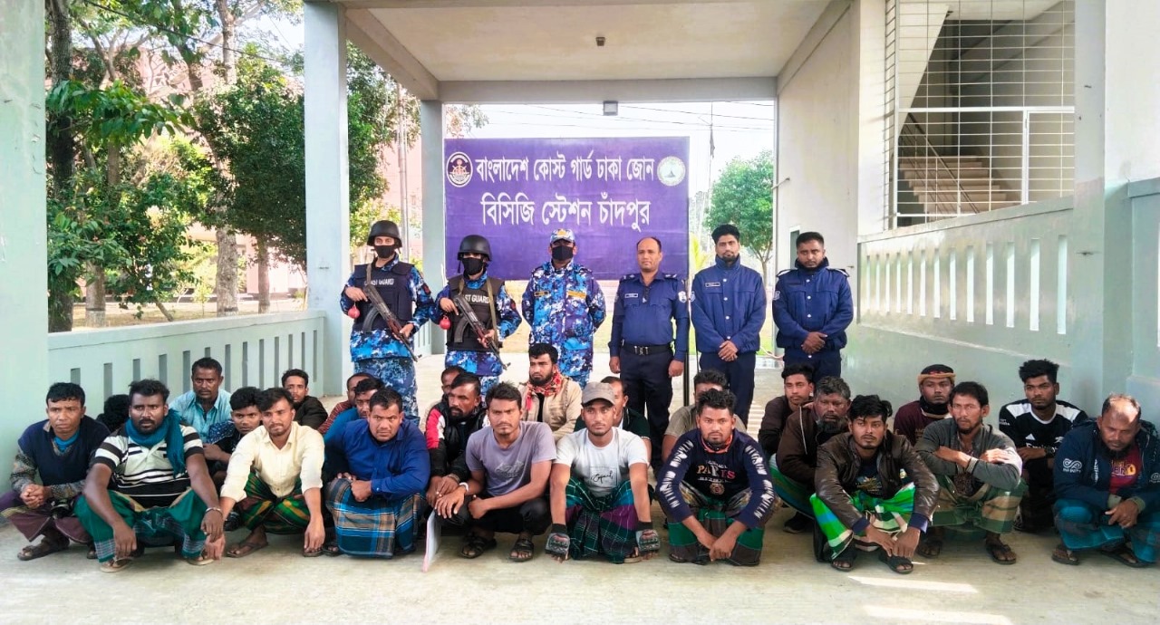 চাঁদপুরে অবৈধভাবে বালু উত্তোলনকালে ১০ টি বাল্কহেড এবং ০১ টি ড্রেজারসহ ৩৮ জন দুষ্কৃতিকারীকে আটক করেছে কোস্ট গার্ড