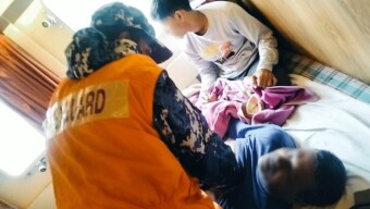 সুন্দরবনের কটকায় পর্যটকবাহী জাহাজের অসুস্থ যাত্রীকে জরুরি চিকিৎসা সহায়তা প্রদান করেছে বাংলাদেশ কোস্ট গার্ড