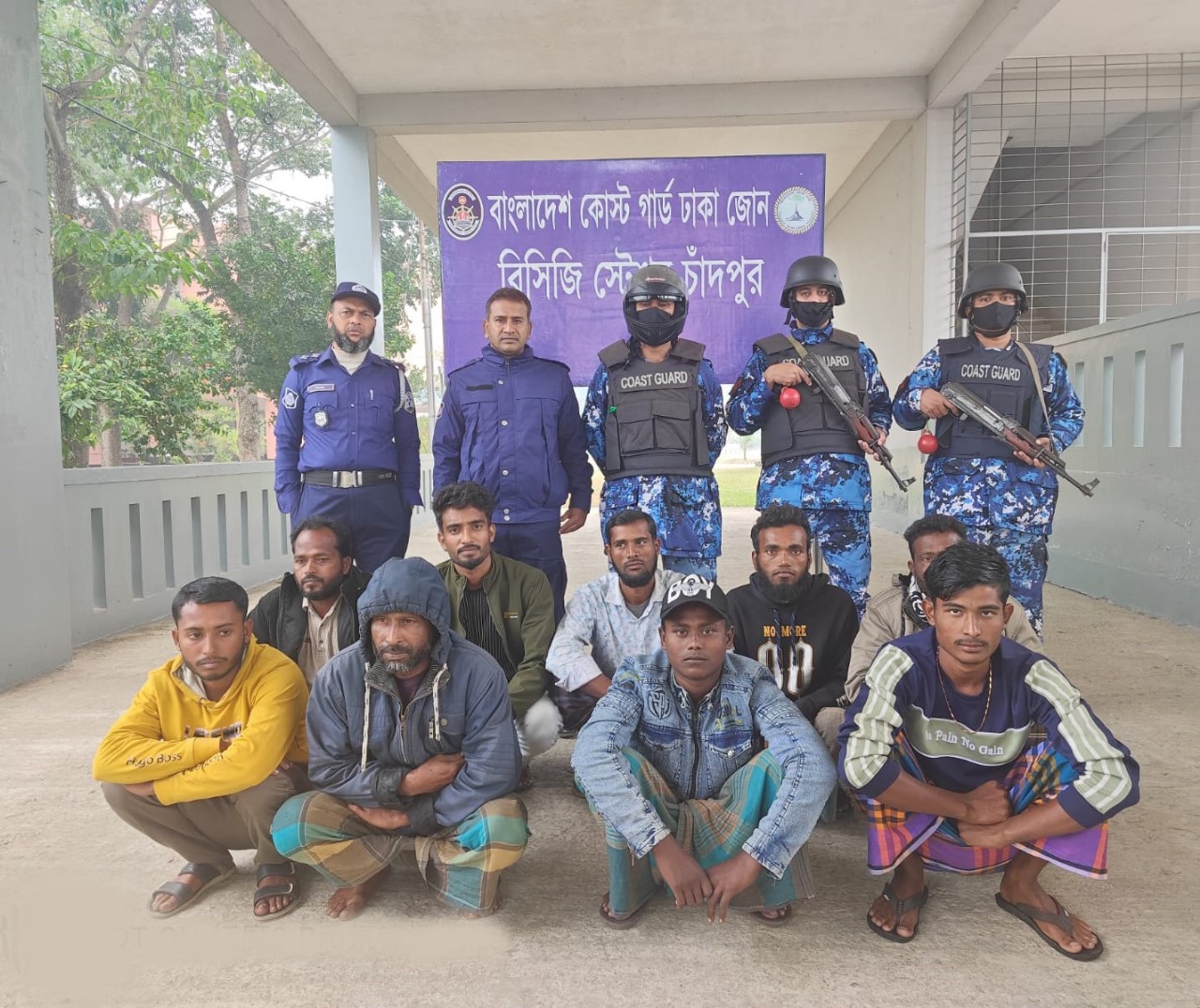 চাঁদপুরের মেঘনা নদীতে অবৈধভাবে বালু উত্তোলনকালে ০২ টি বাল্কহেডসহ ০৯ জন দুস্কৃতিকারীকে আটক করেছে কোস্ট গার্ড