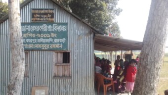 ইকরজানা বেসরকারি প্রাথমিক বিদ্যালয়ের শিক্ষার্থীদের মাঝে খাবার বিতরন