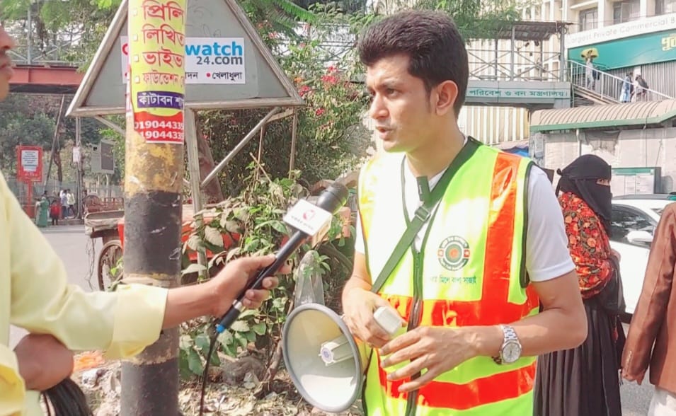 ফুটওভার ব্রিজ ব্যবহারে পথচারীদের মাঝে রাইট টক বাংলাদেশ এর সচেতনতা কর্মসূচি