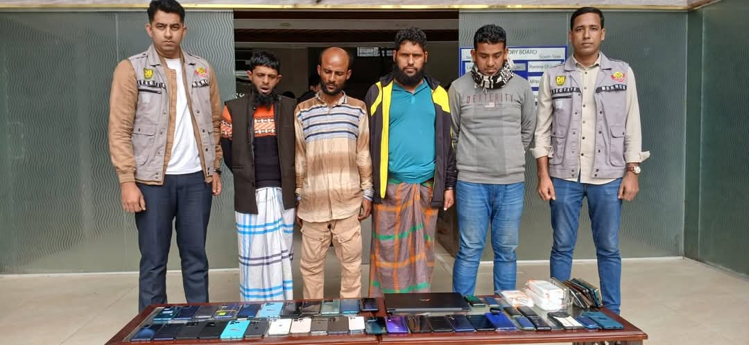 ৩৯ টি চোরাই মোবাইল, ১টি ল্যাপটপ ও ২টি ঘড়িসহ সংঘবদ্ধ চোর চক্রের চার সদস্যকে গ্রেফতার করেছে ডিবি-উত্তরা