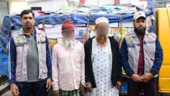 শিক্ষার্থীদের বিনামূল্যে বিতরণের বই খোলাবাজারে বিক্রয় ও মজুতদারি চক্রের দুই সদস্য আটক ও দুই ট্রাক পুস্তক জব্দ করেছে ডিবি