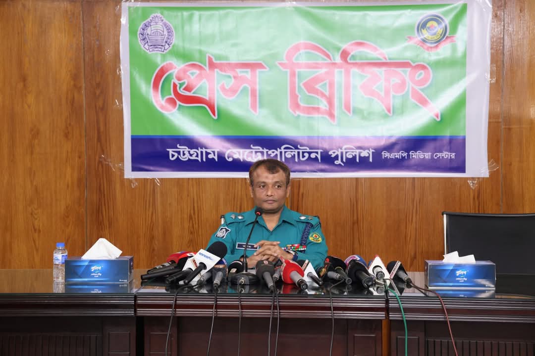 সিএমপি’র ডিবি (উত্তর-দক্ষিণ) বিভাগের অভিযানে অপহৃত ০৩ (তিন) জন ভিকটিম উদ্ধার ও অপহরণে জড়িত ০৪(চার) জন অপহরণকারী দেশীয় তৈরী অস্ত্রসহ গ্রেফতার