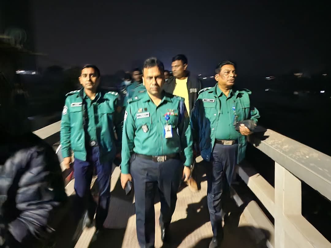 বিশেষ অভিযানে ১৫ জন পেশাদার ছিনতাইকারীকে গ্রেফতার করেছে মোহাম্মদপুর থানা পুলিশ