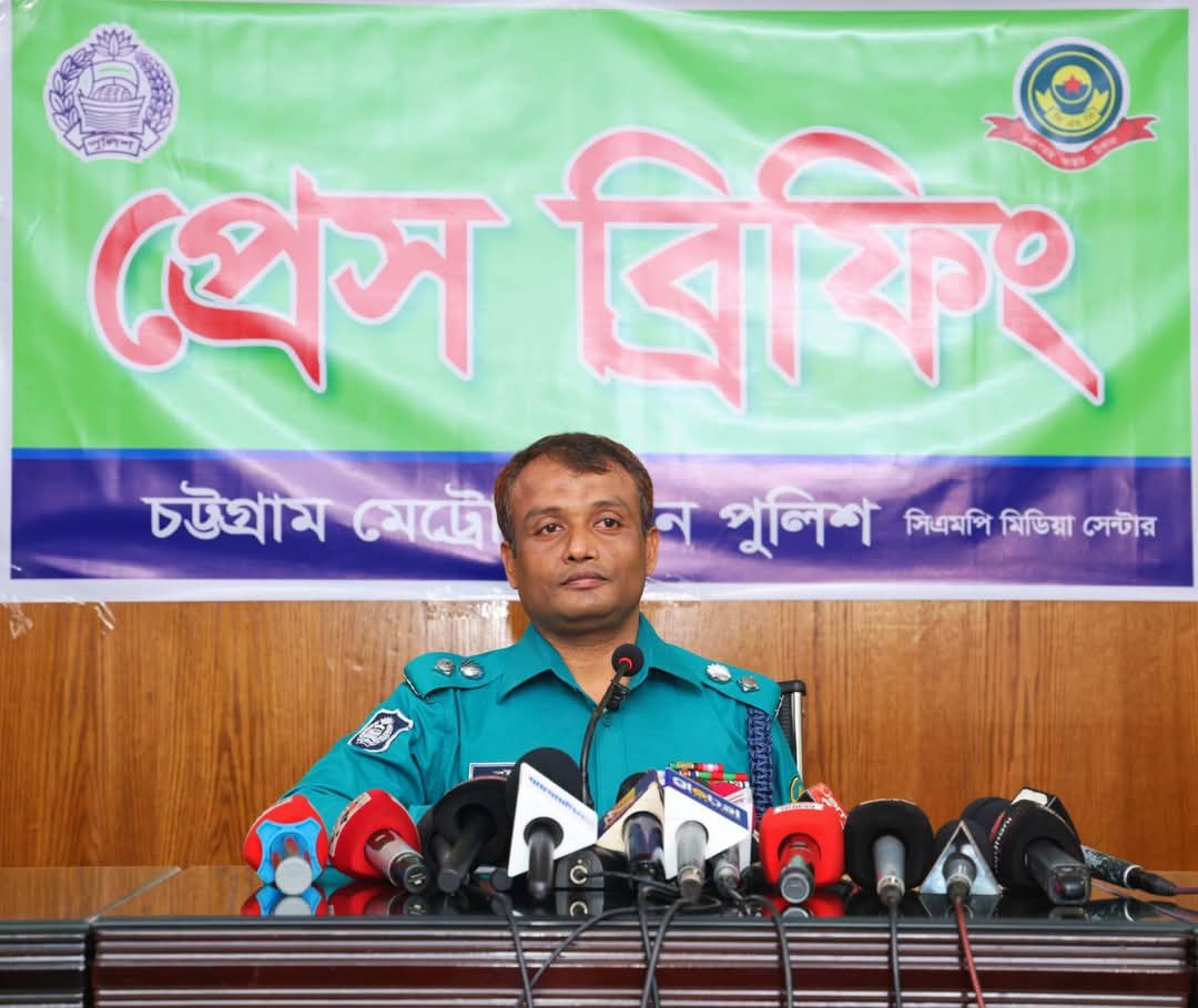 বায়েজিদ বোস্তামী থানার পুলিশের অভিযানে কুখ্যাত সন্ত্রাসী ছোট সাজ্জাদের সহযোগী আসিফসহ ০৬ (ছয়) জন দুর্ধর্ষ ডাকাত আটক ও আগ্নেয়াস্ত্রসহ বিভিন্ন ধরনের অস্ত্র উদ্ধার