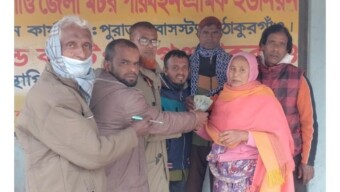 পীরগঞ্জে মোটর শ্রমিকের মৃত্যুর অনুদান প্রদান